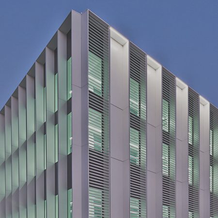 Mur rideau aluminium à serreur section 65 mm