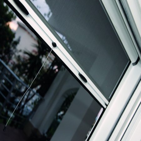 moustiquaire enroulable sur mesure fenetre porte